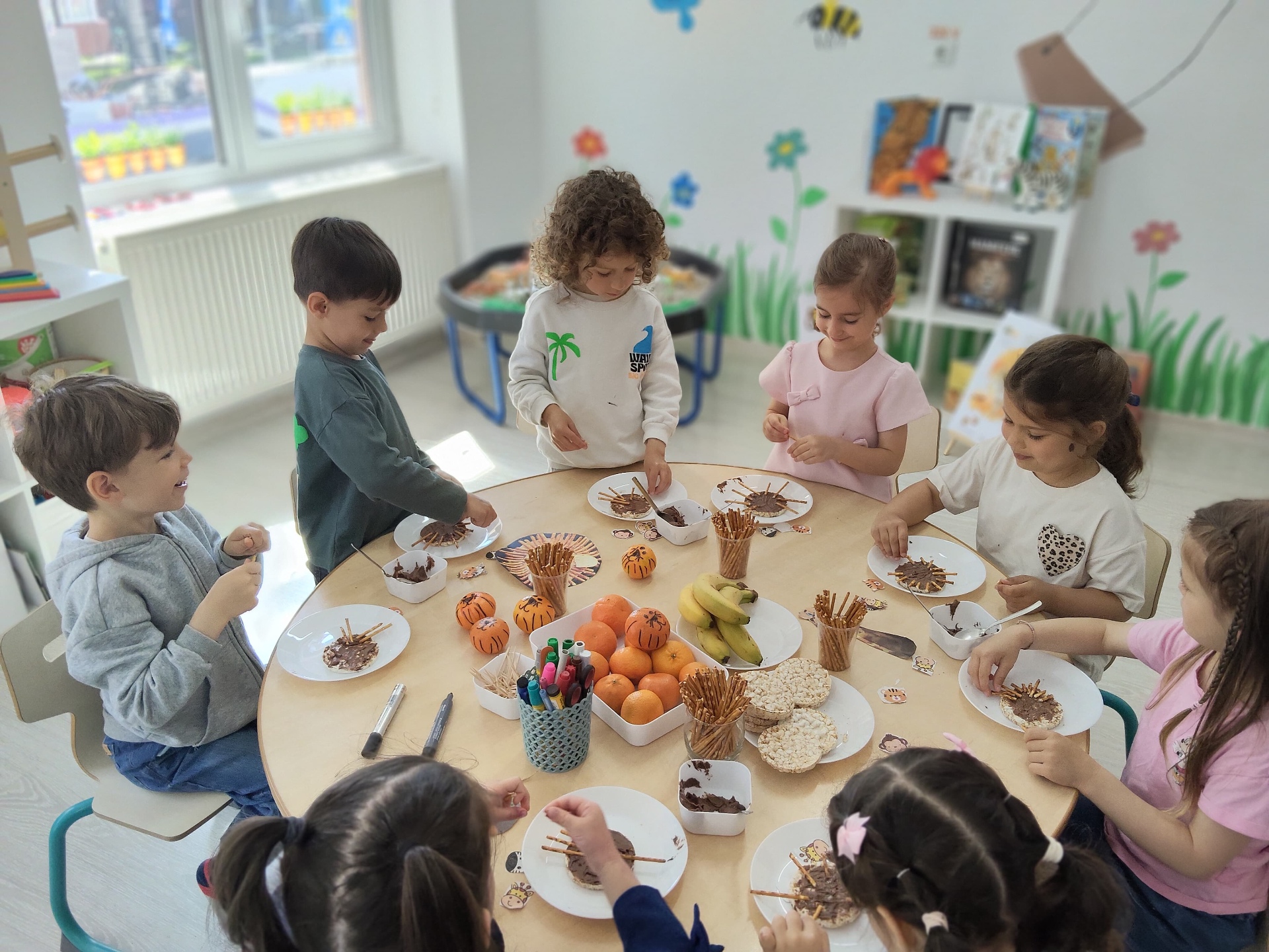 Copii fericiți jucându-se la grădinița Toma Aslan din Pitești